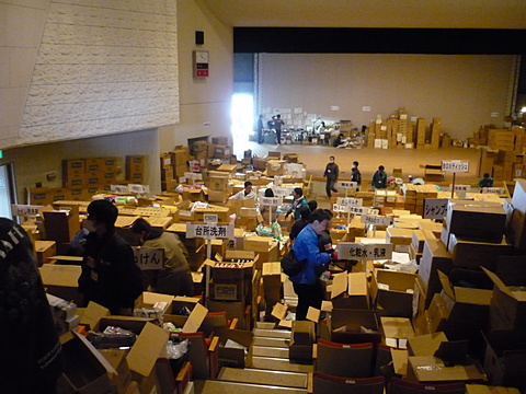 東日本大震災　職員岩手県派遣　救援物資仕分けの様子